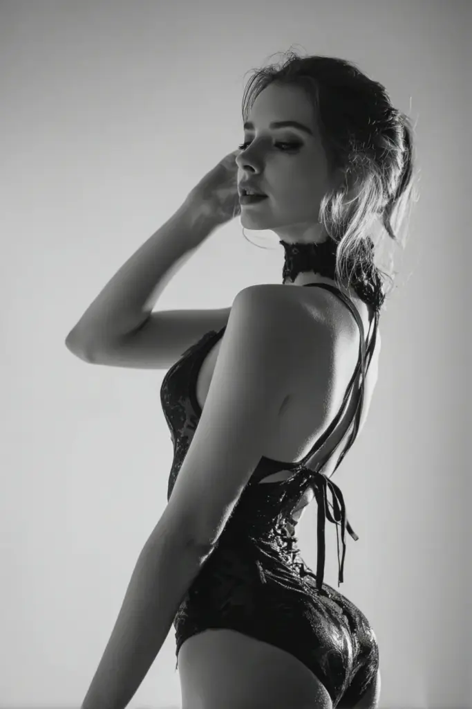 25 Woman Poses That Actually Look Good in Photos Featured Image